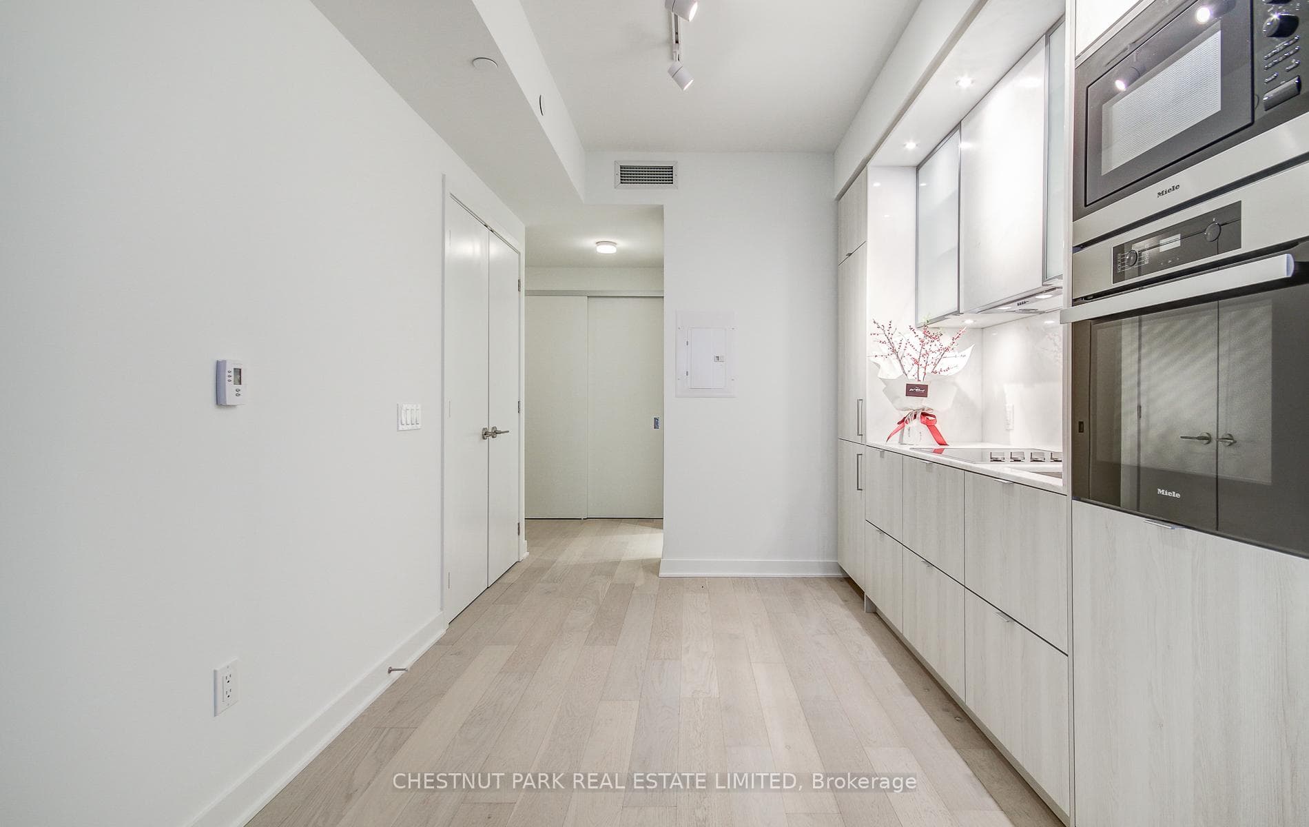 11 Yorkville Avenue Unit 1408 photo 7