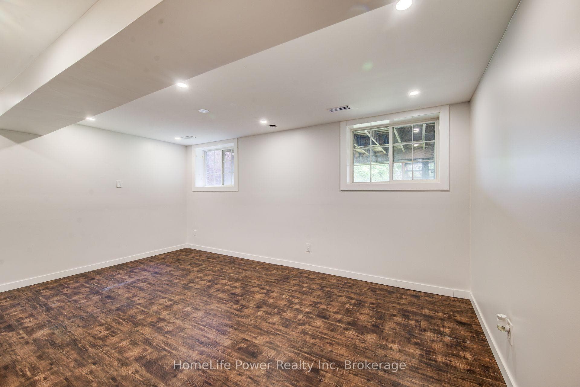 208 Featherstone Crescent photo 29
