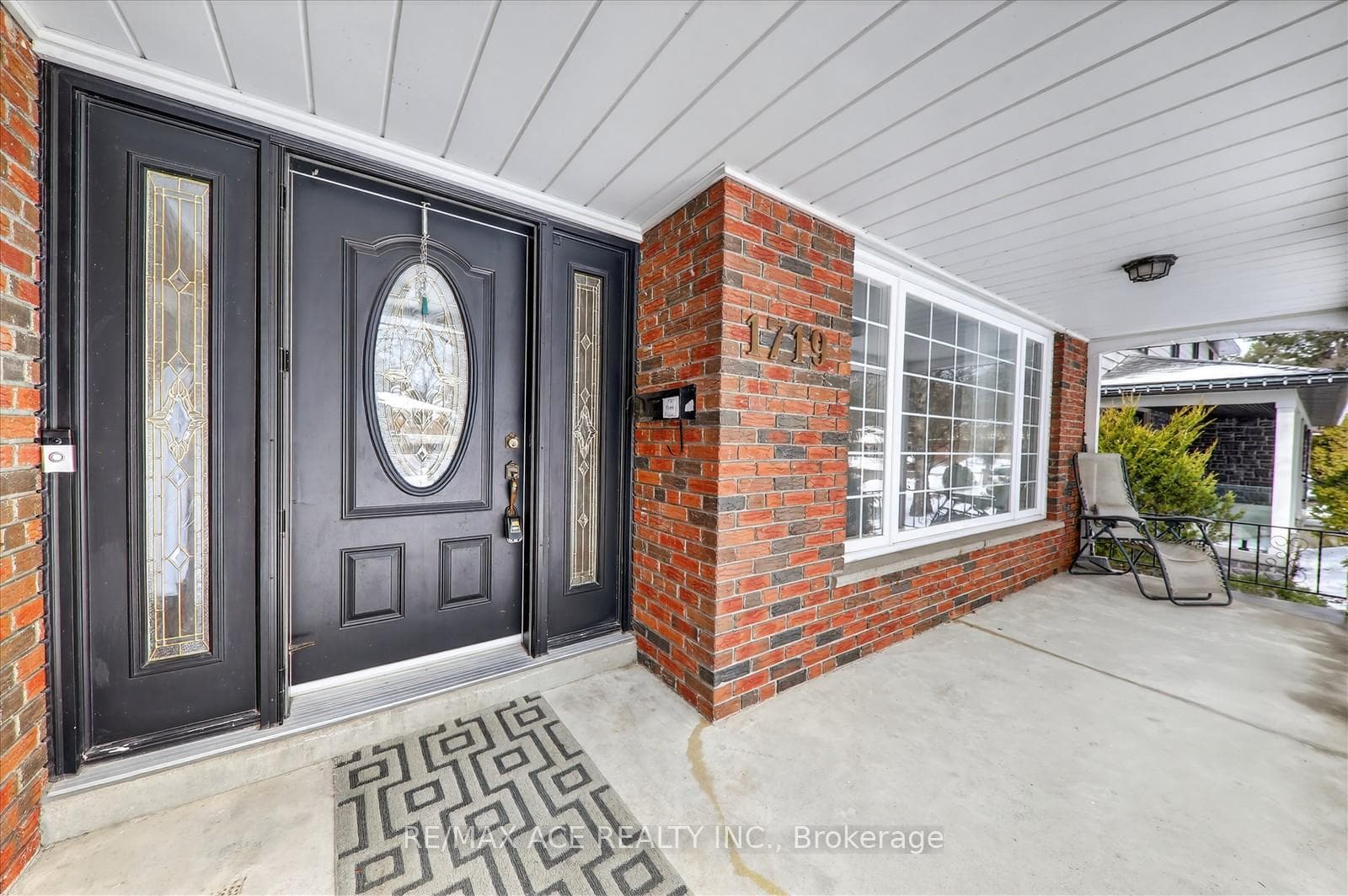 1719 Valentine Gardens photo 5