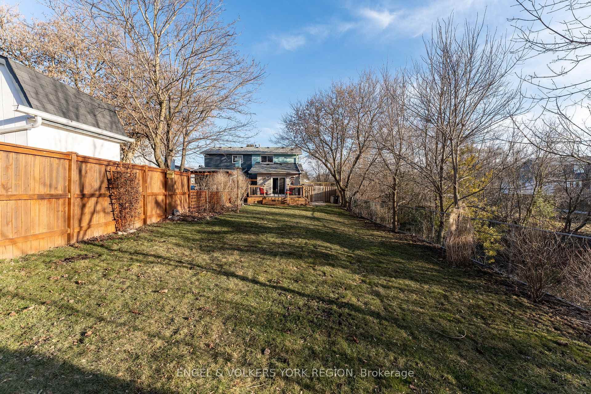 613 Red Deer Street photo 32