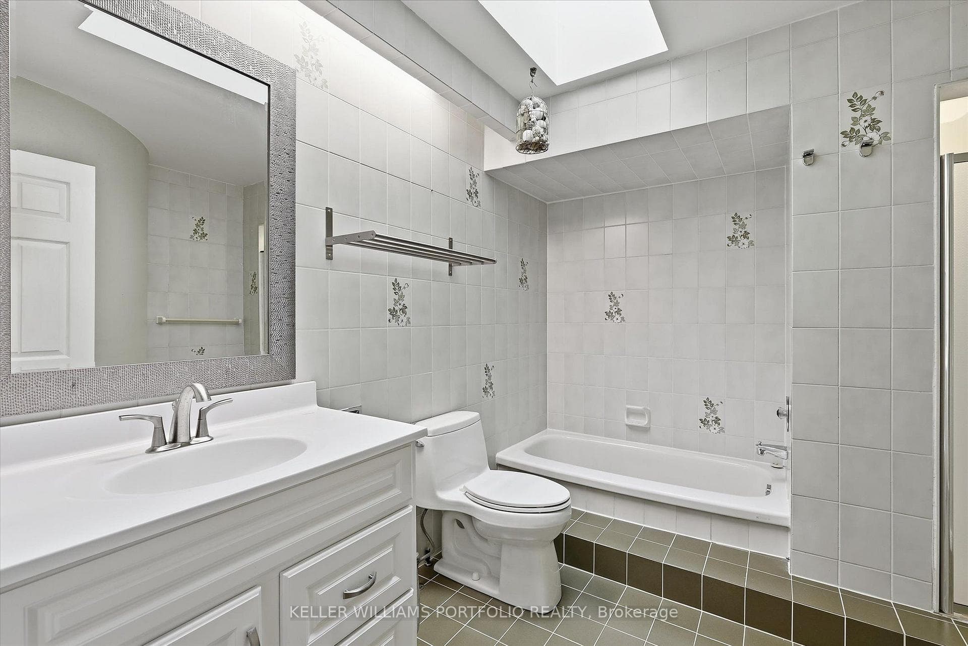 73 Jessica Gardens photo 31