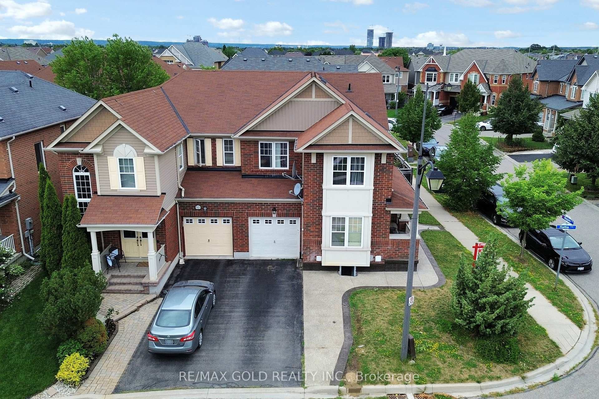 933 Raftis Crescent photo 45