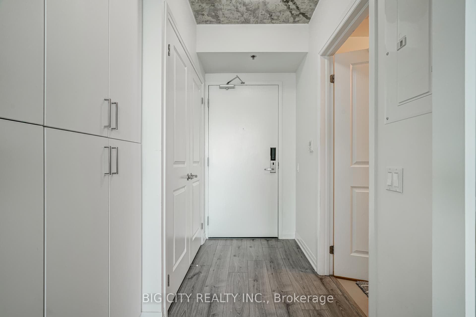 1900 Simcoe Street Unit 515 photo 2