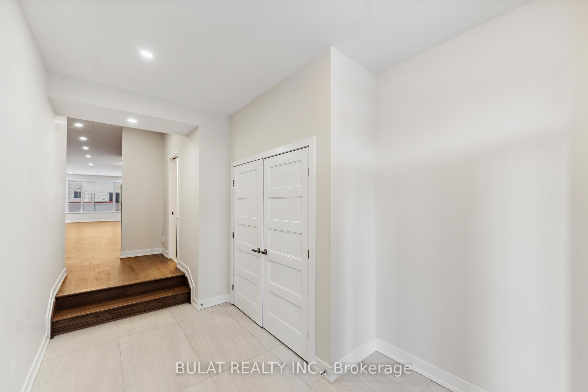Front Foyer - looking into the house