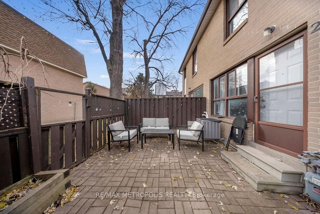 295 Fleetwood Crescent photo 39