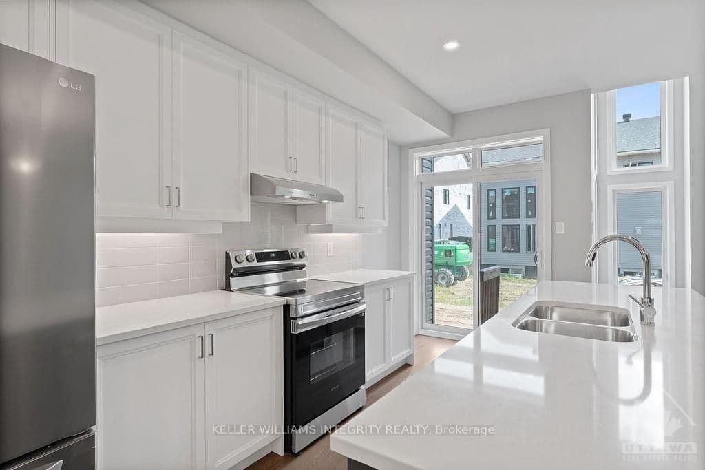 127 BRISTOL Crescent photo 8