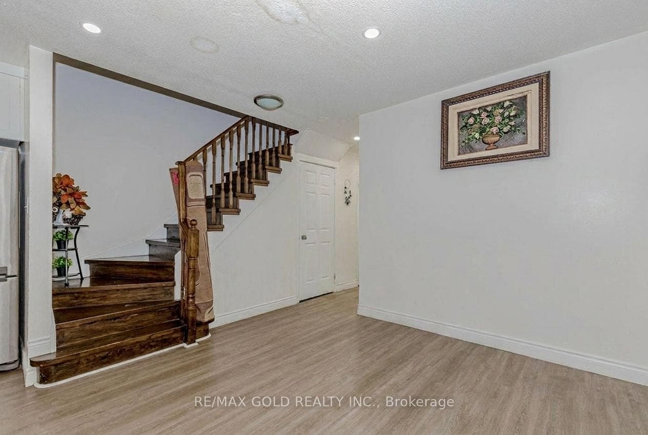 35 Ridgefield Court photo 6