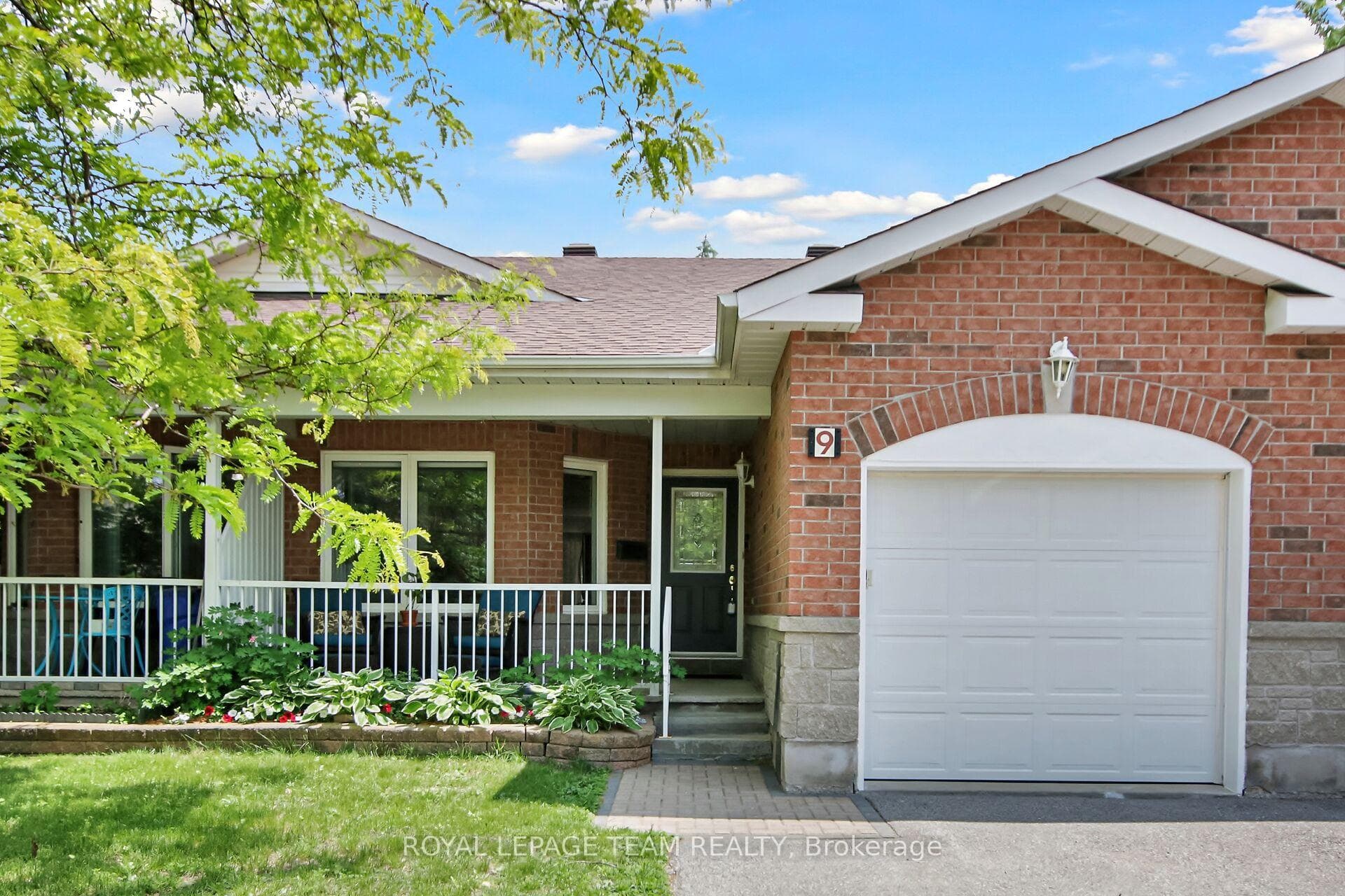 9 Weaver Crescent photo 1