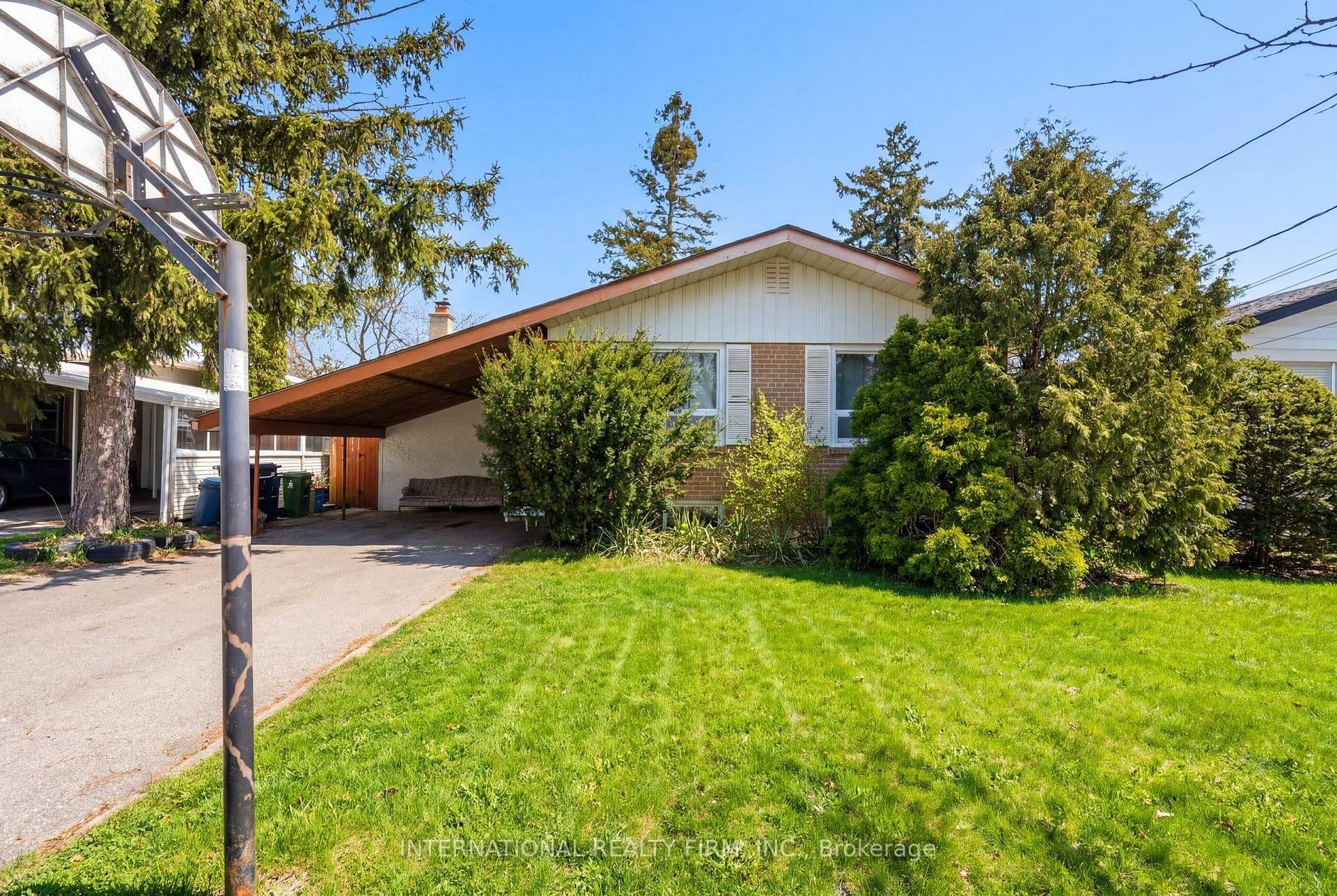 84 Hadrian Drive photo 2