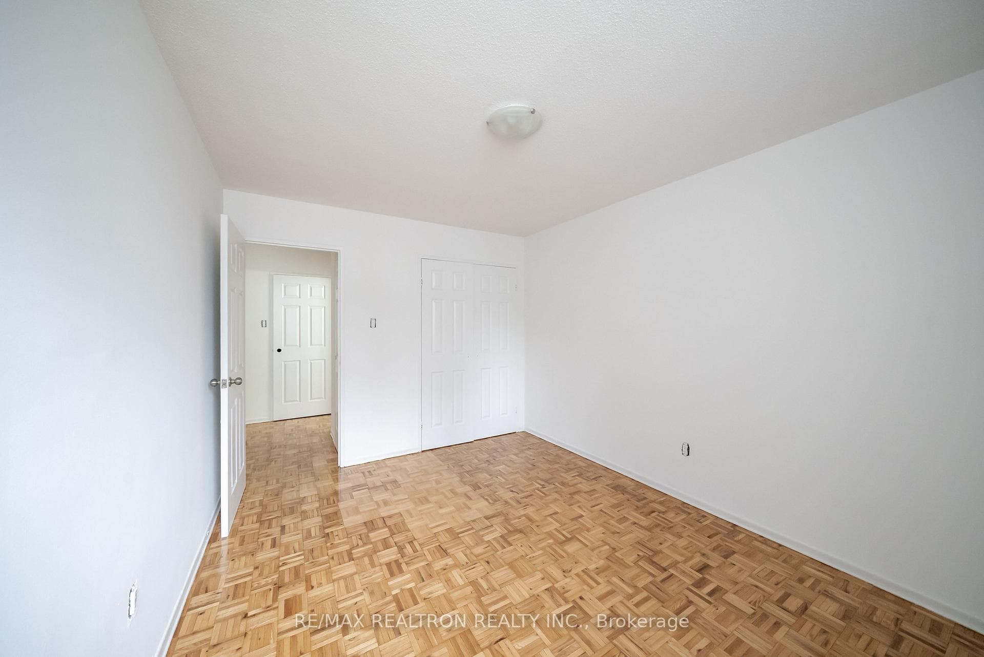 5 Glamorgan Avenue Unit 810 photo 3