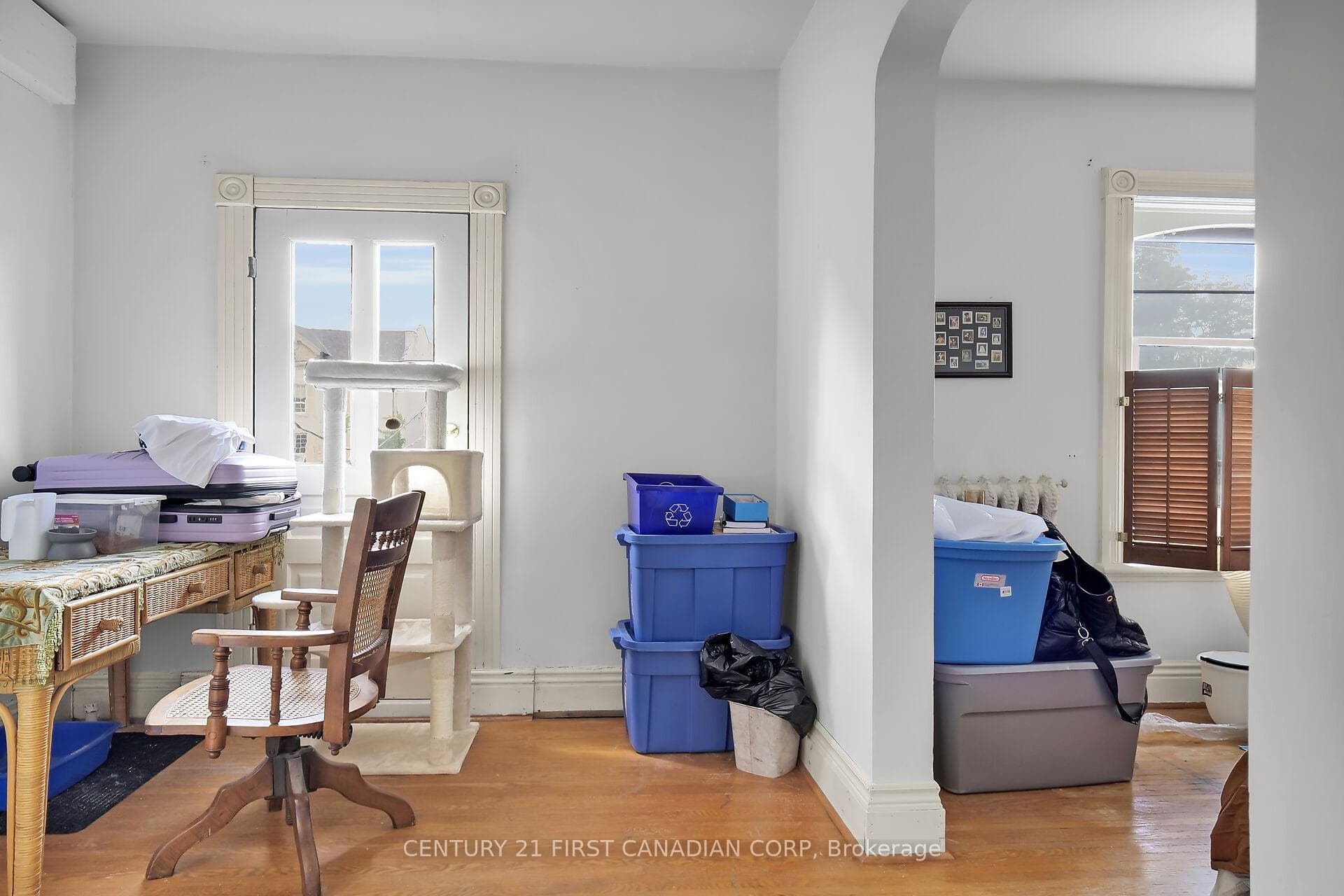355 Dufferin Avenue photo 16