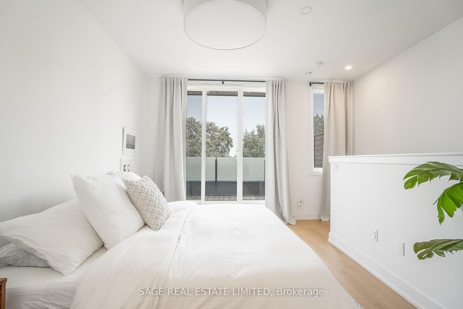 38 Perth Avenue photo 23