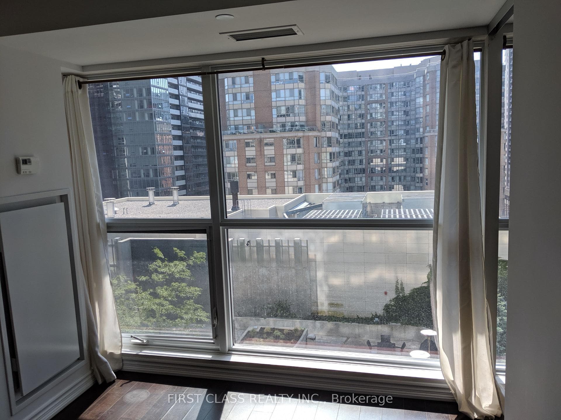 386 Yonge Street Unit 820 photo 9