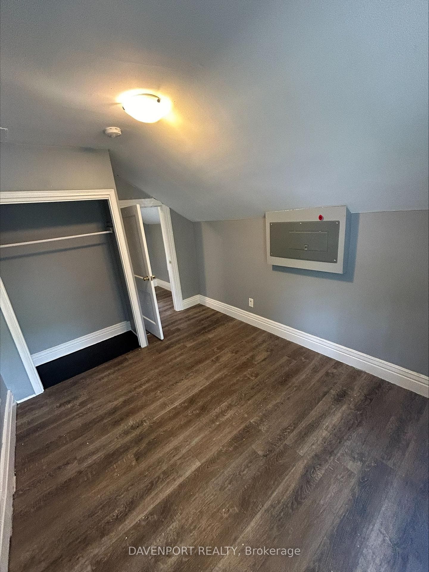 583 Canterbury Street photo 28