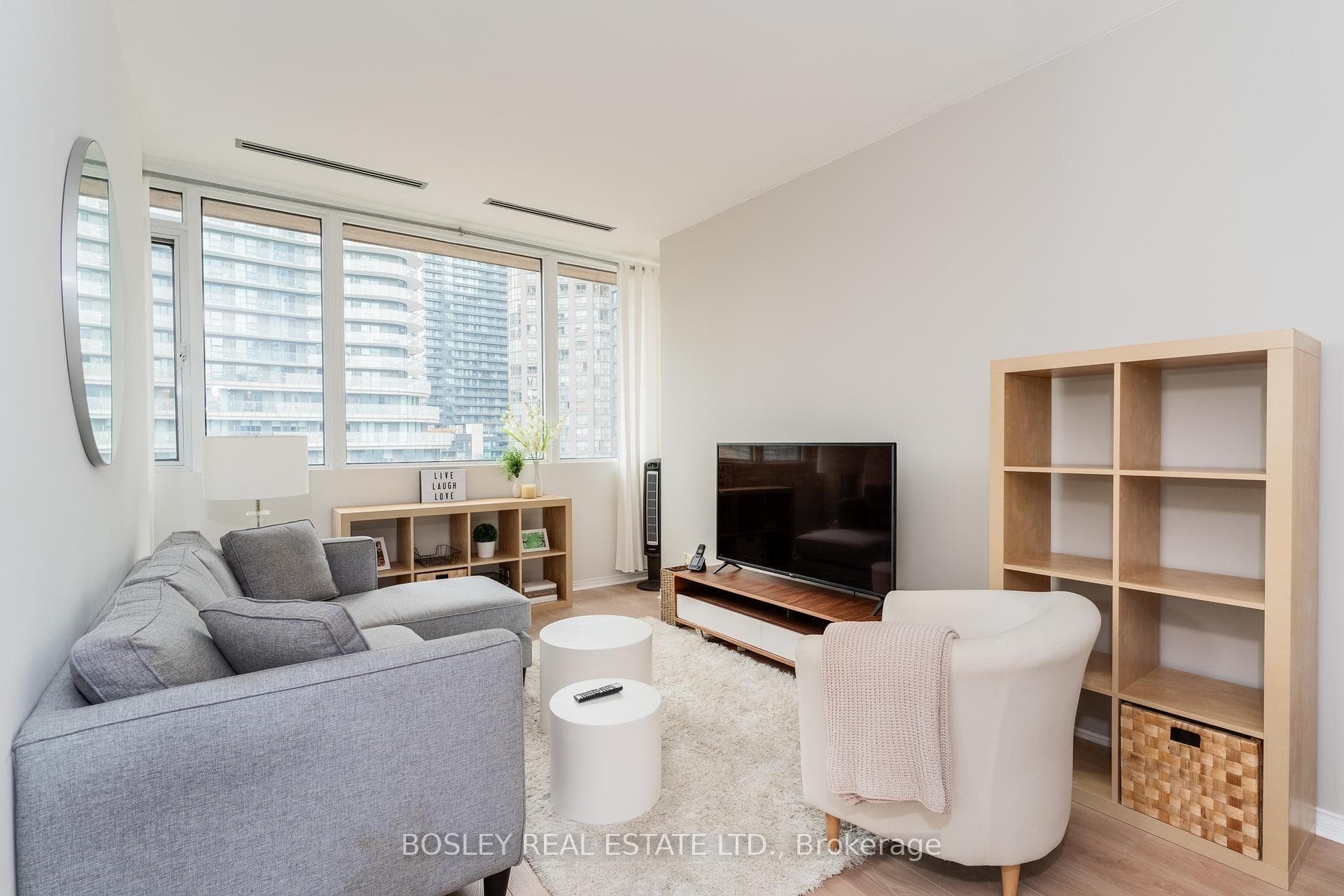 555 Yonge Street Unit 714 photo 2