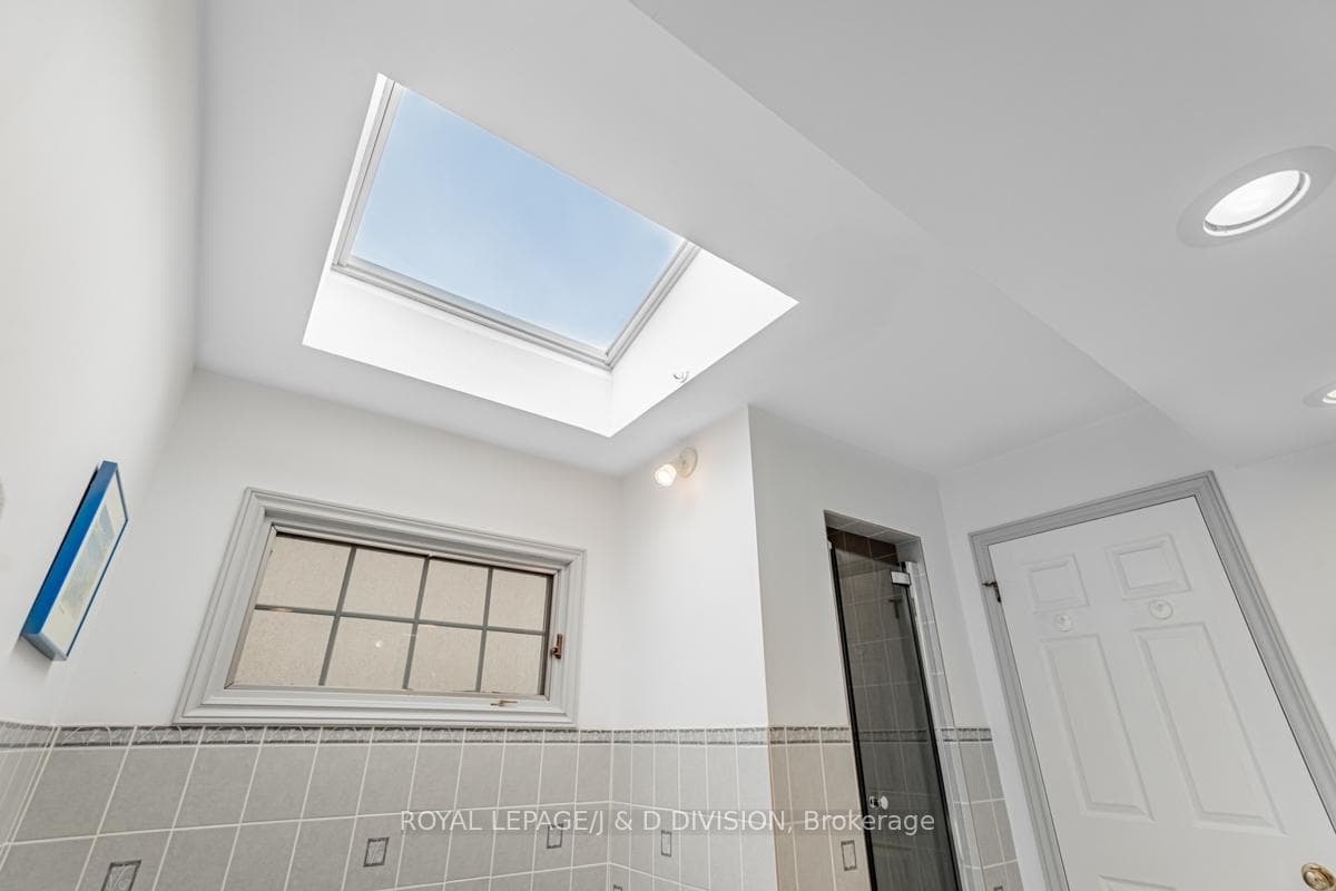 637 Soudan Avenue photo 28