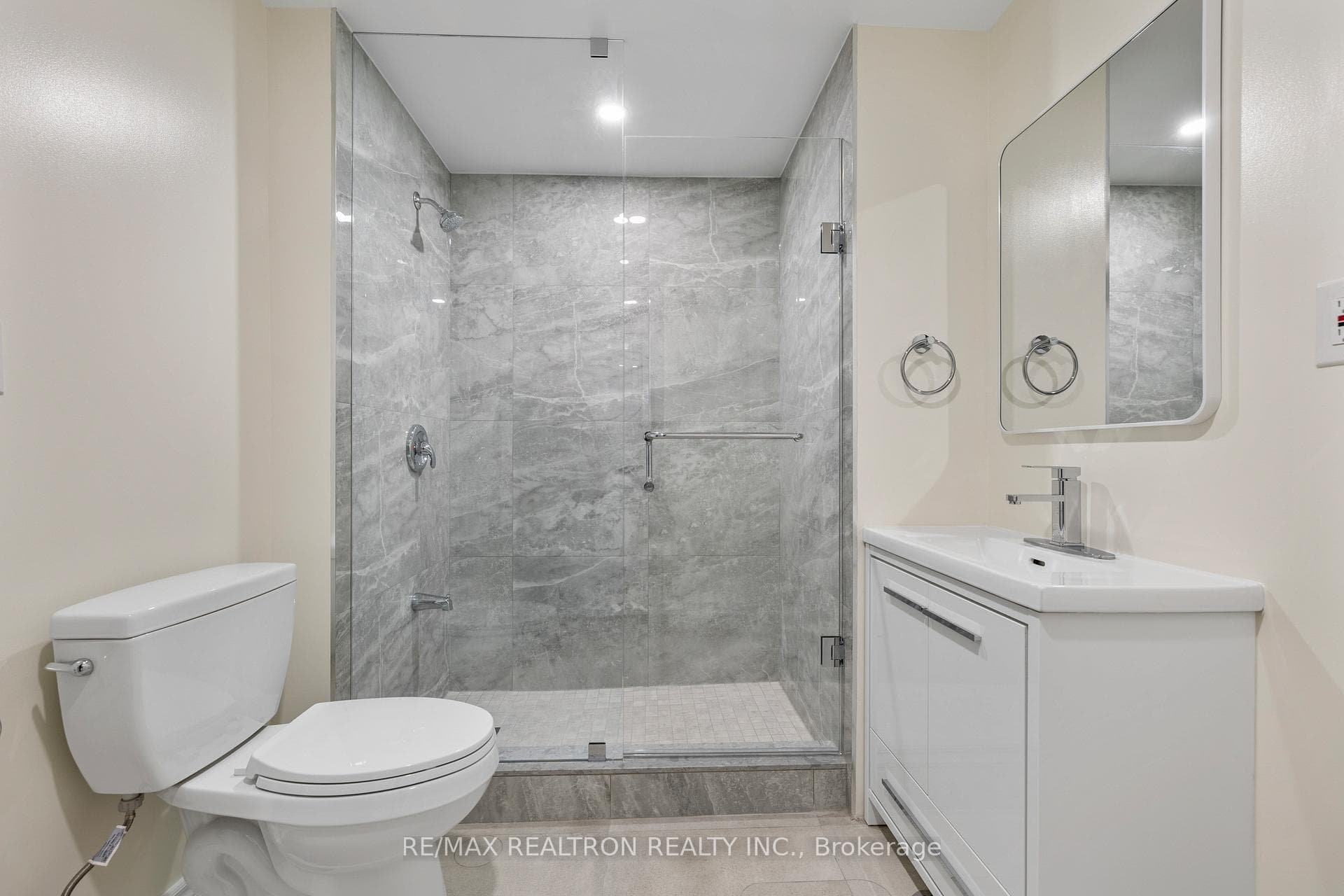 23 Hyacinth Crescent Unit Bsmnt photo 8