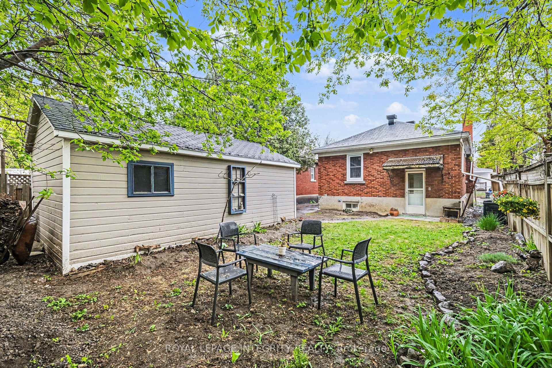 15 Beverley Avenue photo 30