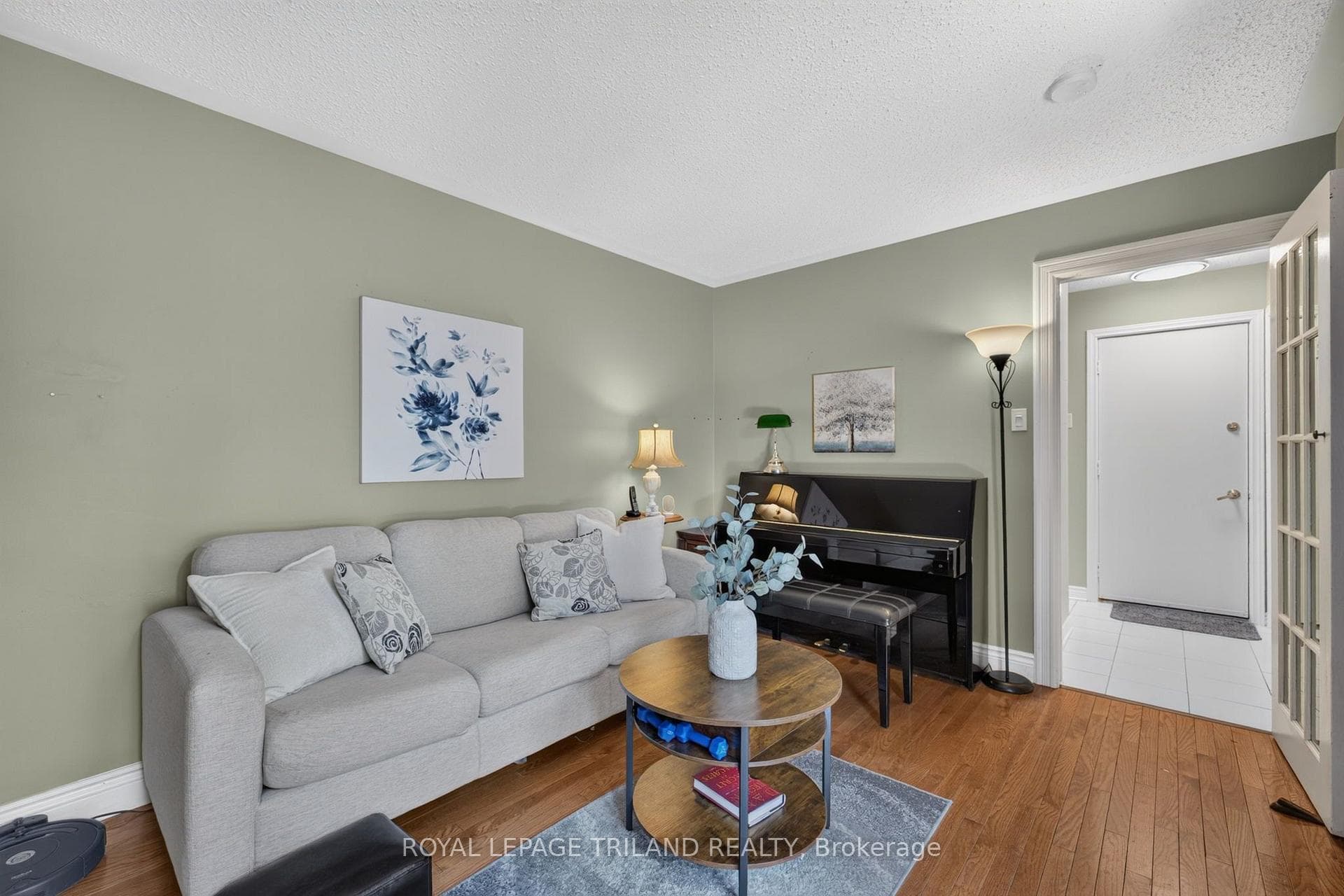 1077 MAHOGANY Crescent photo 16