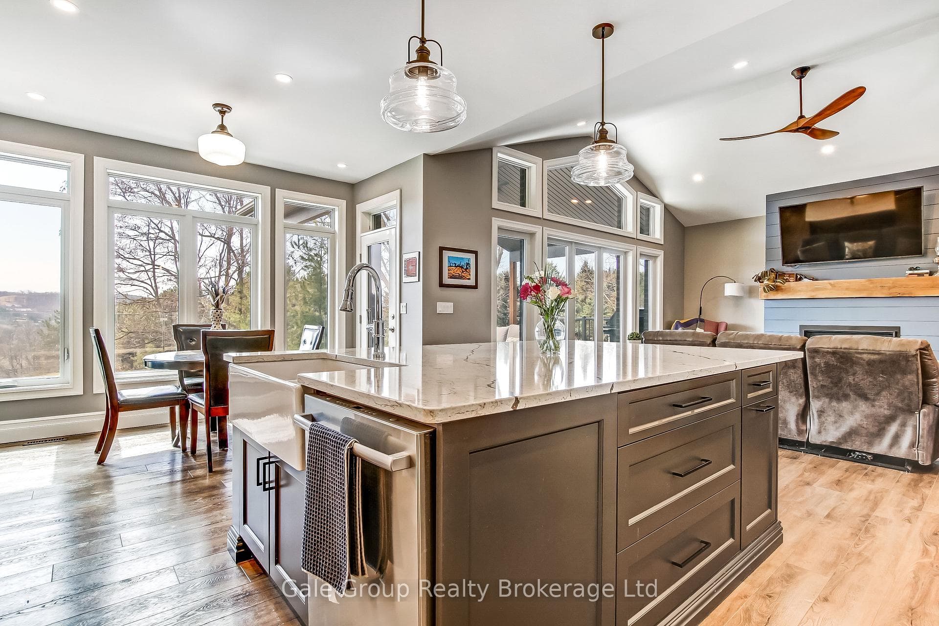 Island/ Breakfast Nook