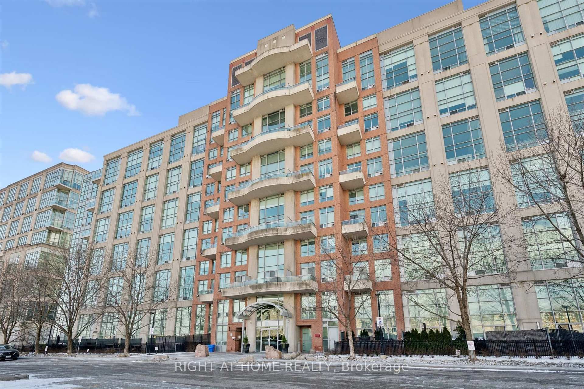 Ooh! A gorgeous, airy 940sq ft Loft in Mimico