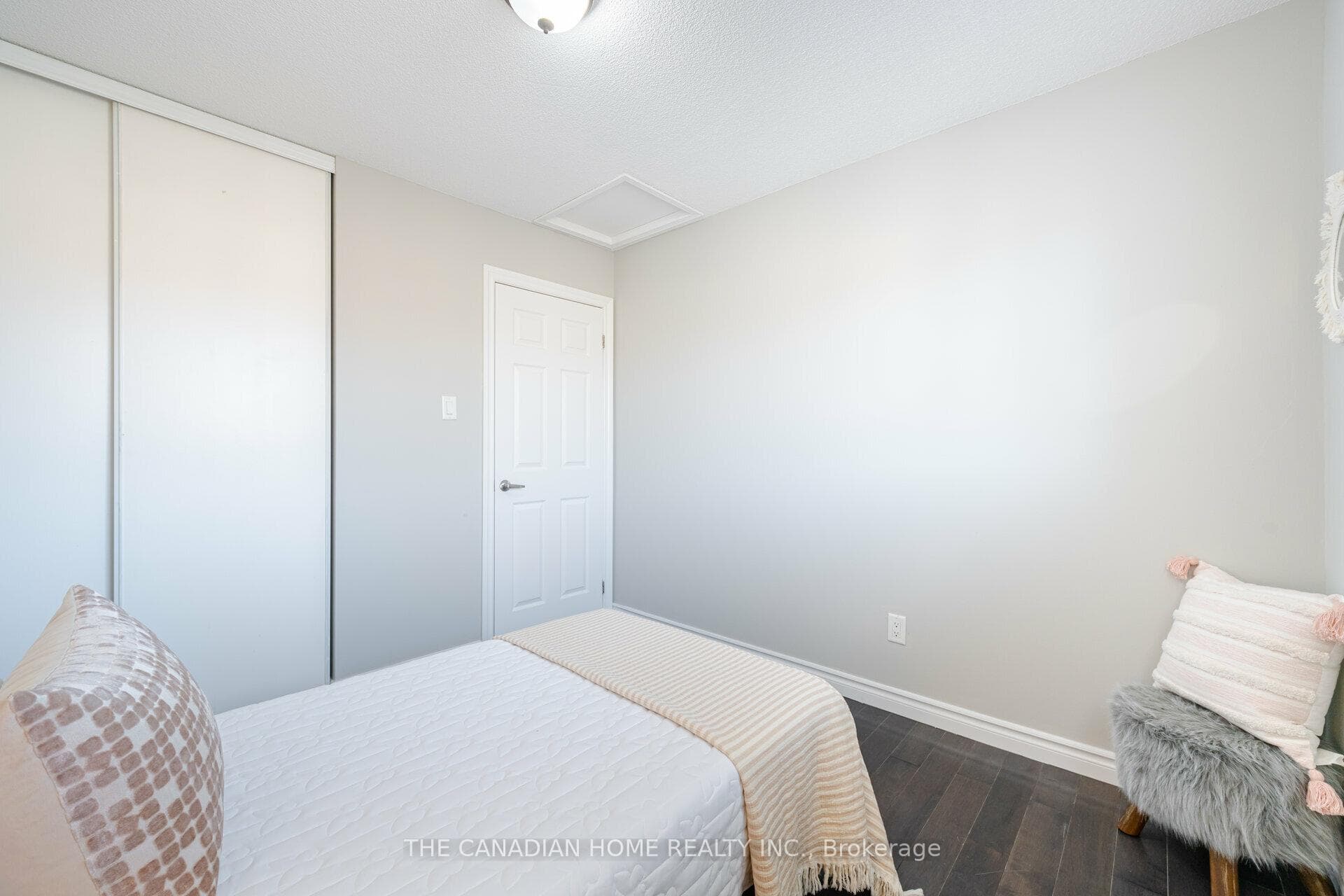 64 Macdermott Drive photo 24