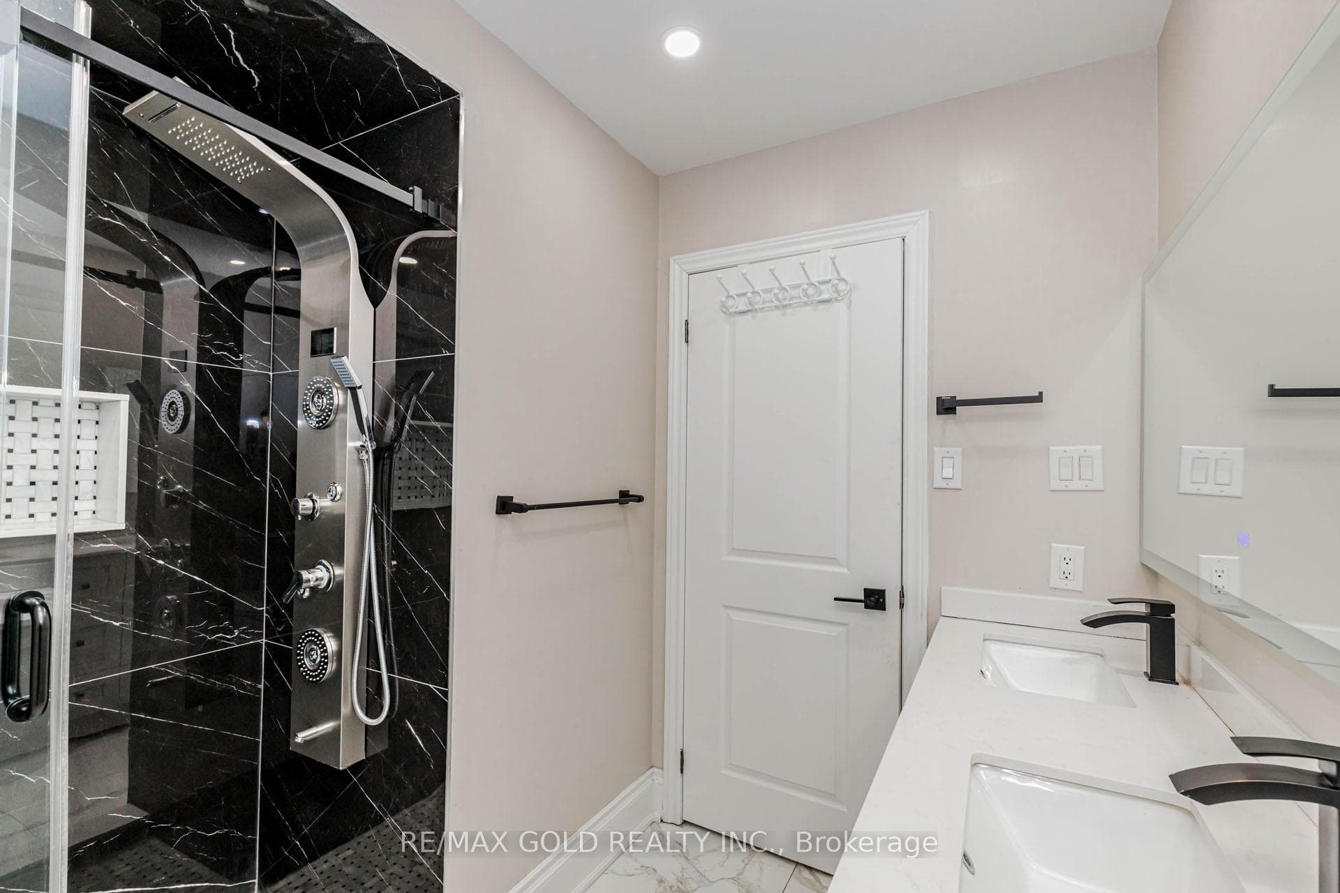 8892 Creditview Road photo 24