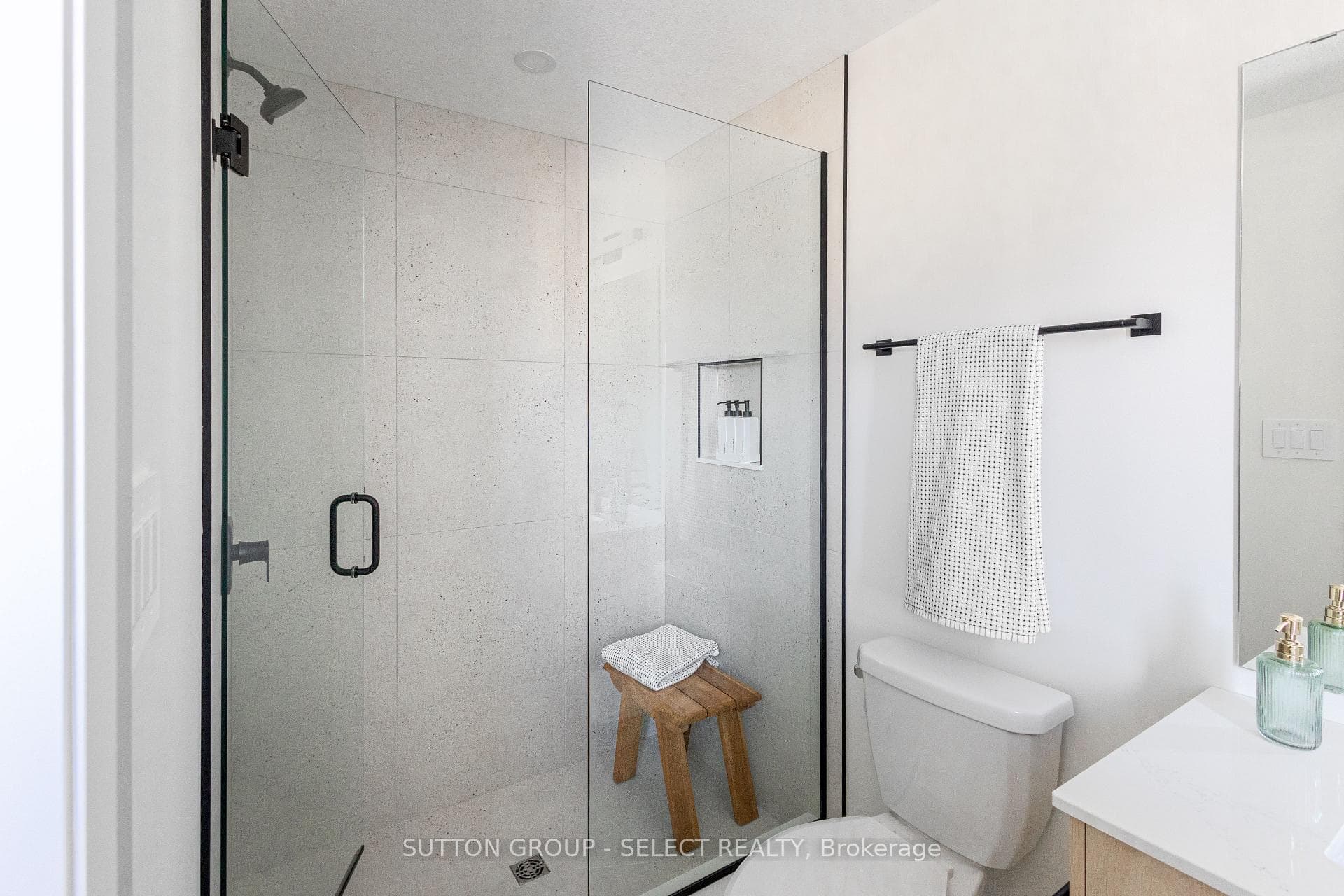 233 Upper Queen Street Unit 2 photo 22