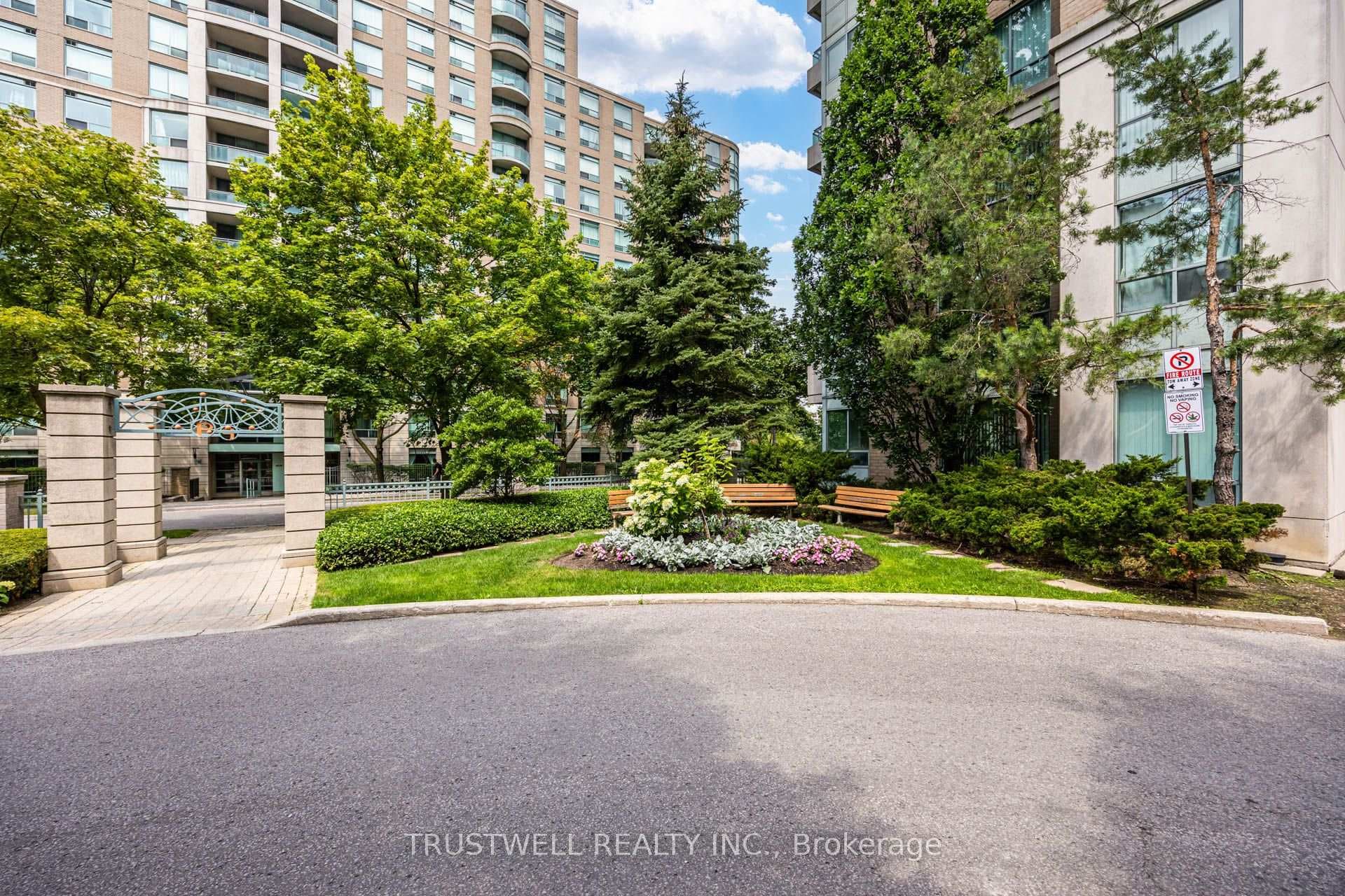 39 Pemberton Avenue Unit 401 photo 25