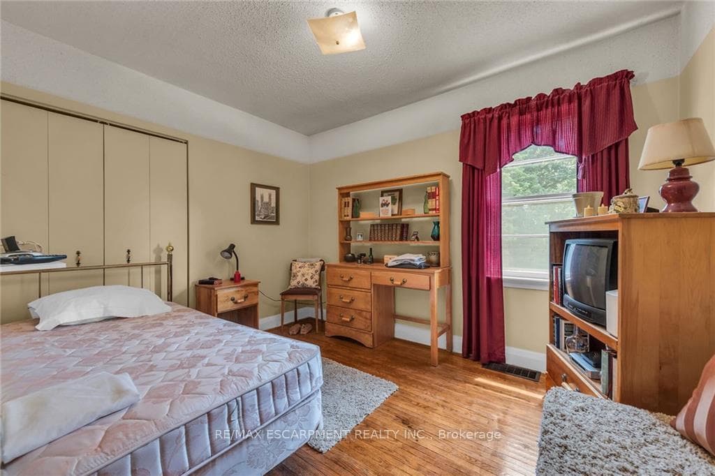 243 Forfar Street photo 17