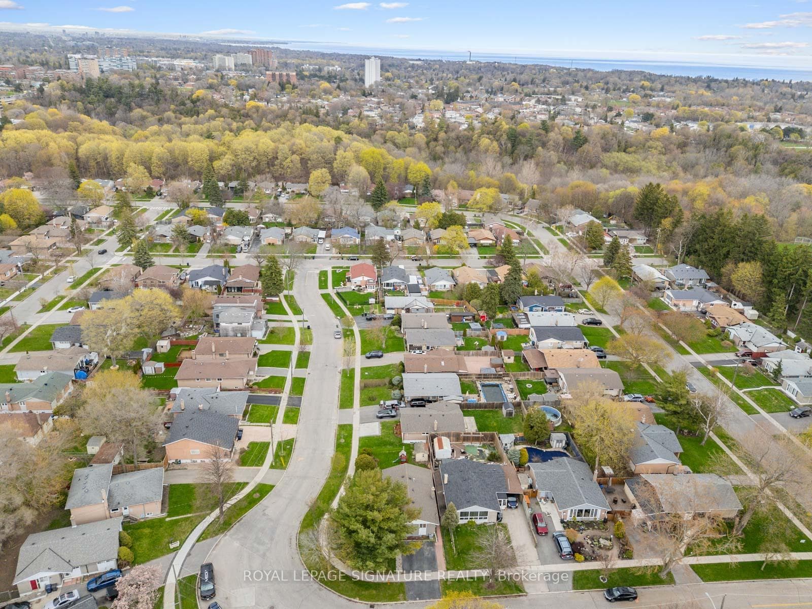 19 Shoreland Crescent photo 35