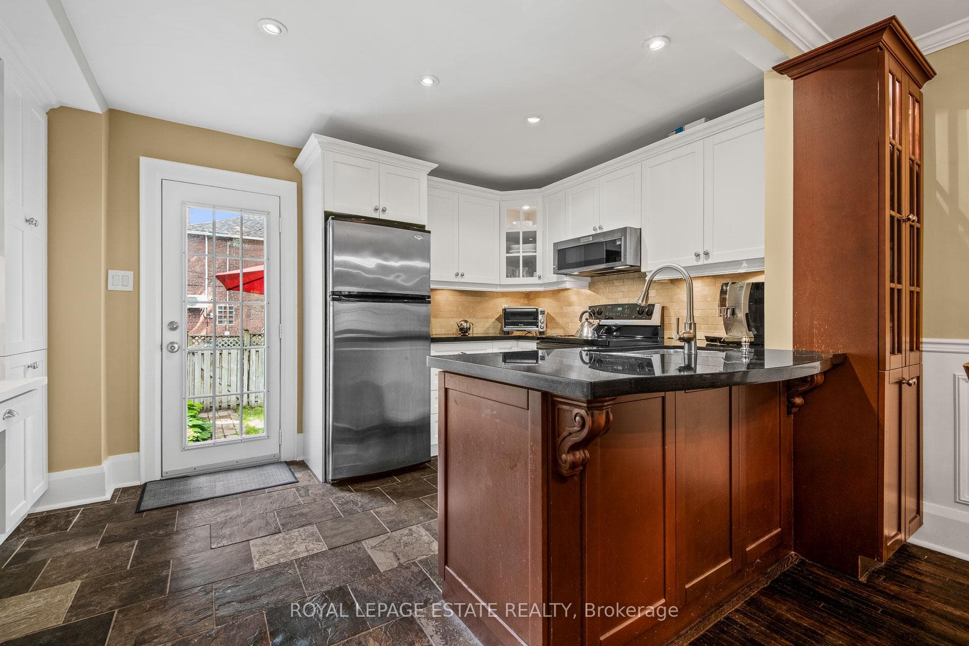 512 Soudan Avenue photo 10