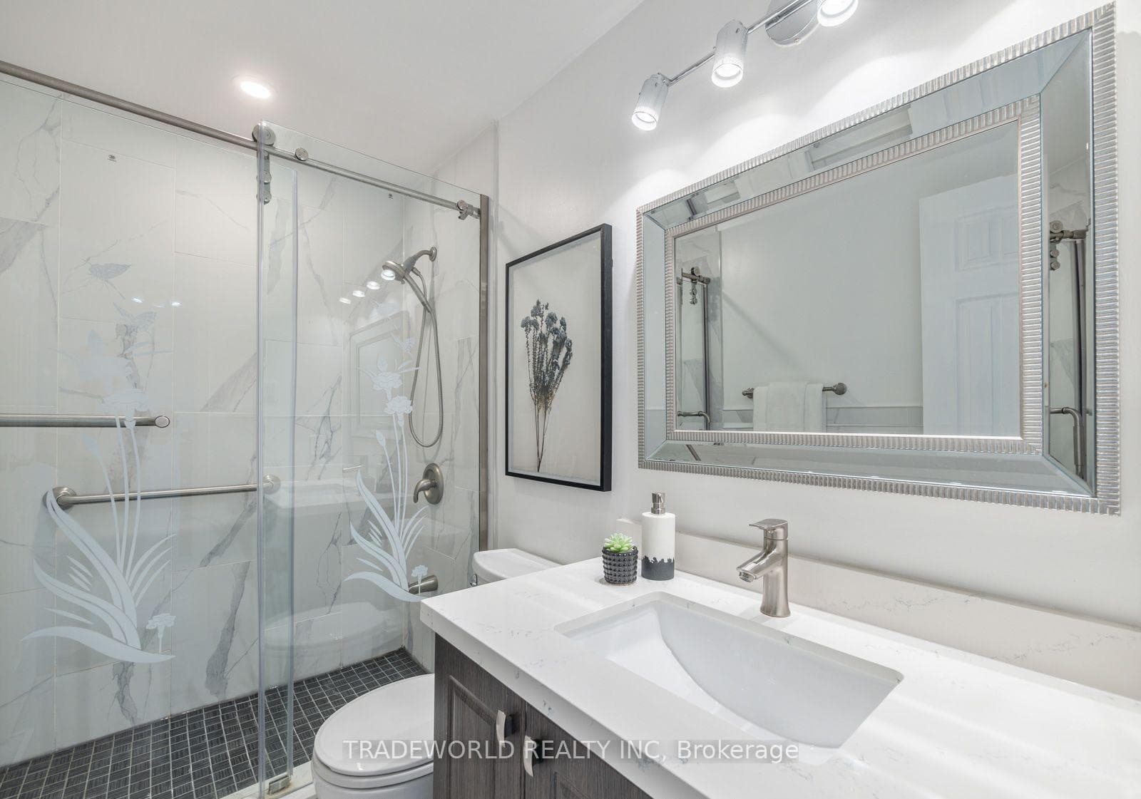 60 Camelot Way photo 16