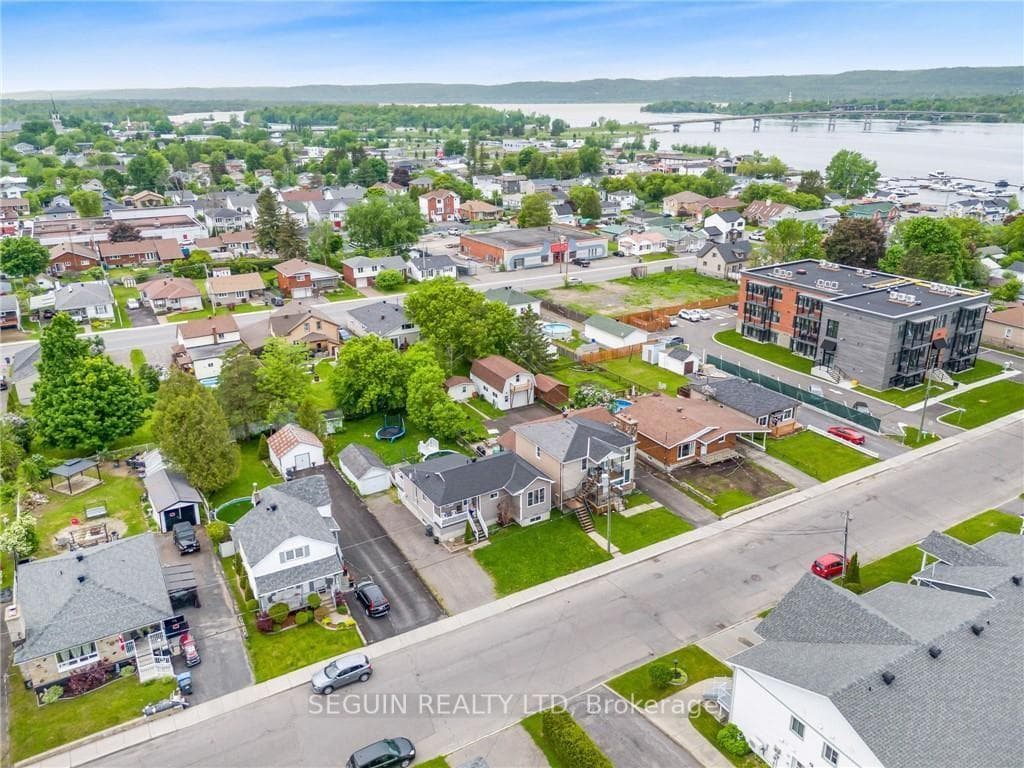 344 CHAMPLAIN Street photo 3