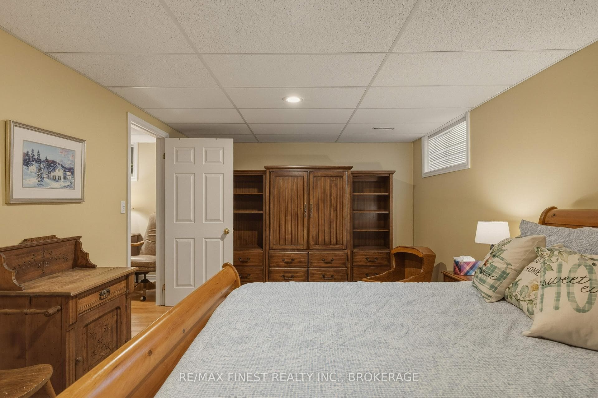 320 Friarhill Crescent photo 29