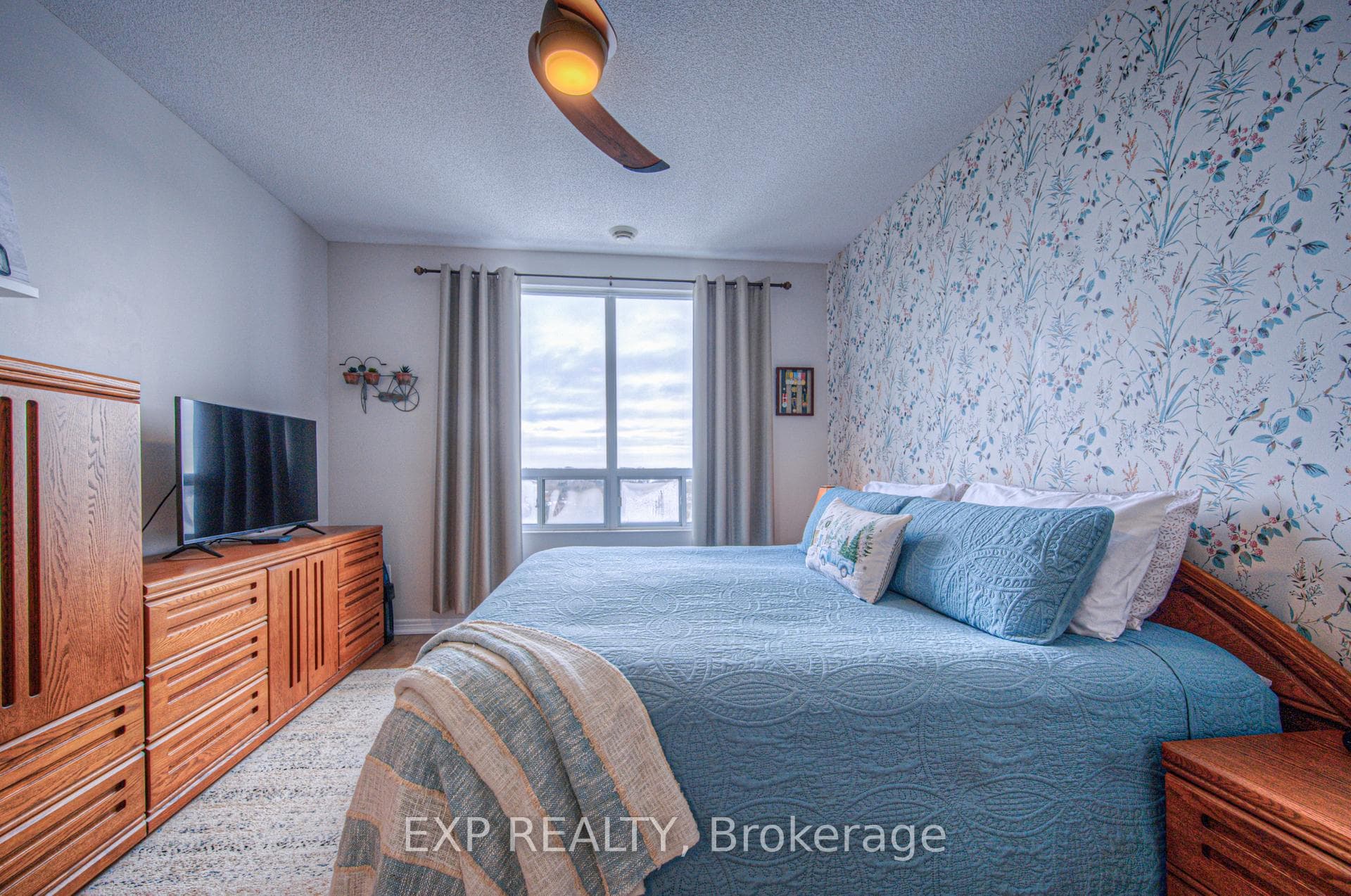 60 Wyndham Street Unit 901 photo 7