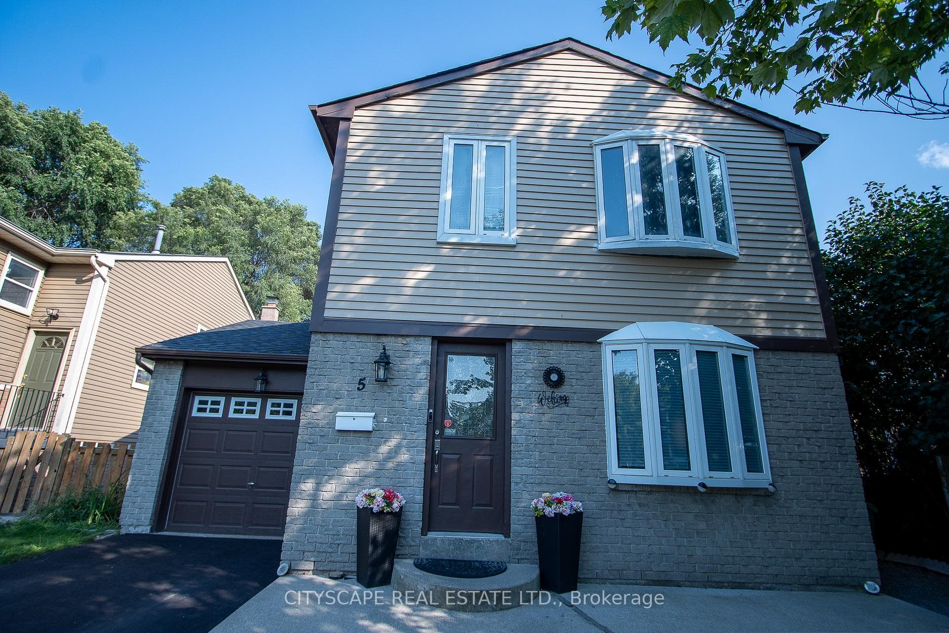5 Mayfair Crescent photo 3