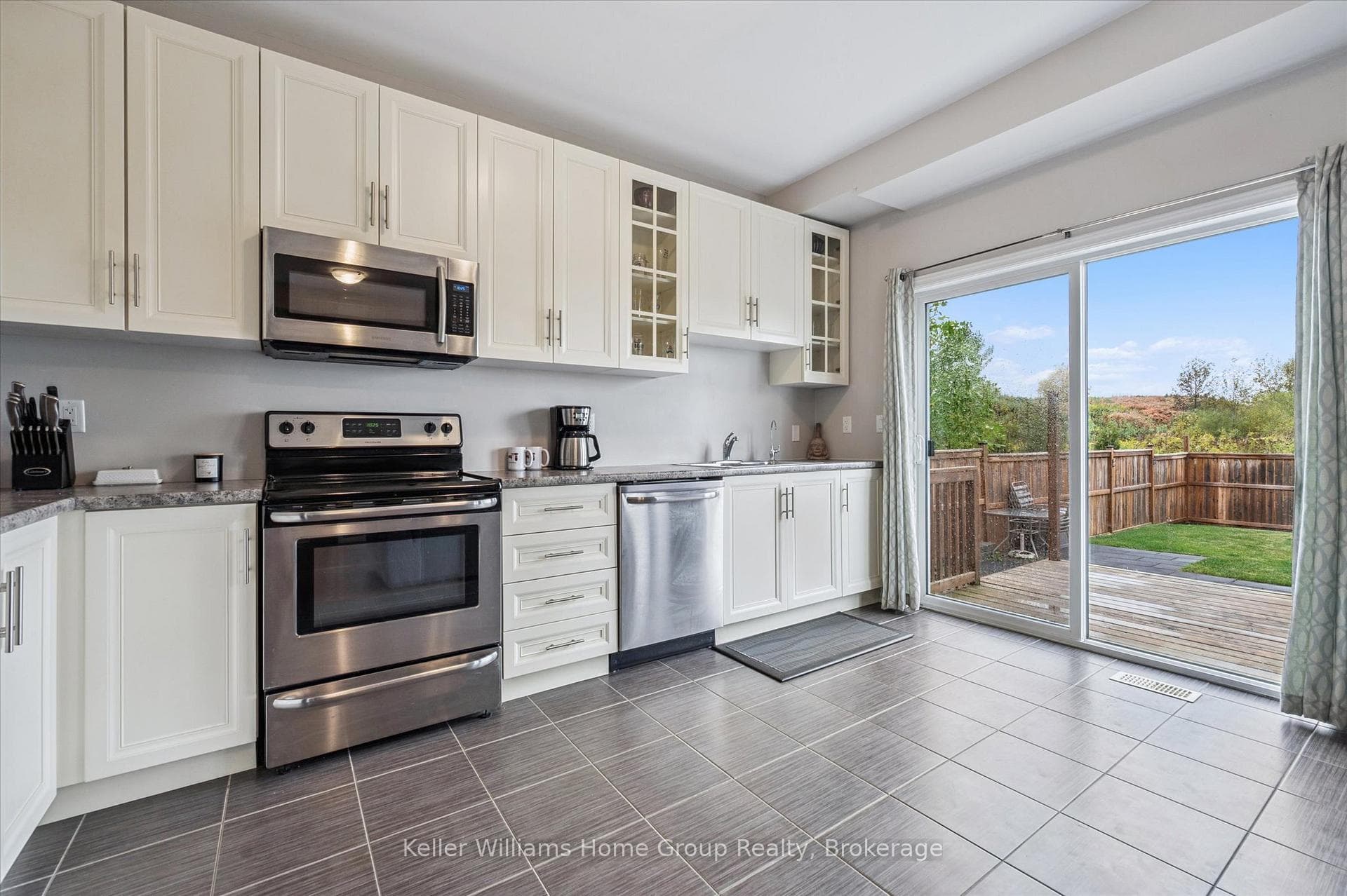 151 COURTNEY Street photo 14