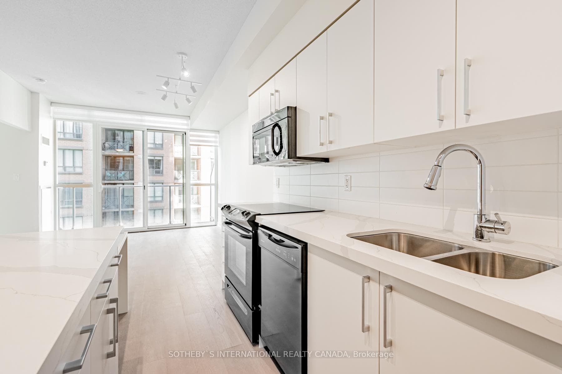 126 Simcoe Street Unit 1105 photo 11