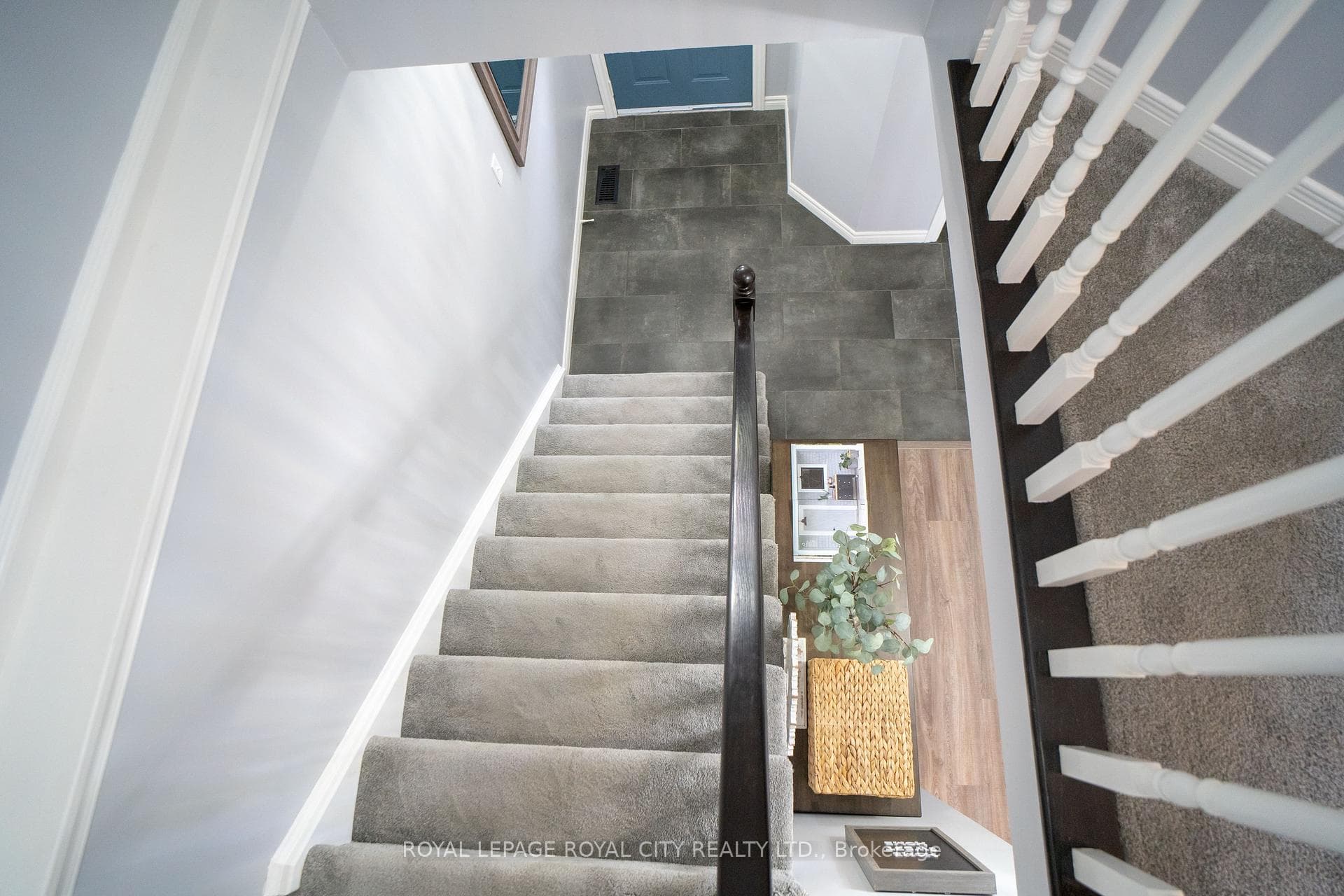 228 Tait Crescent photo 7