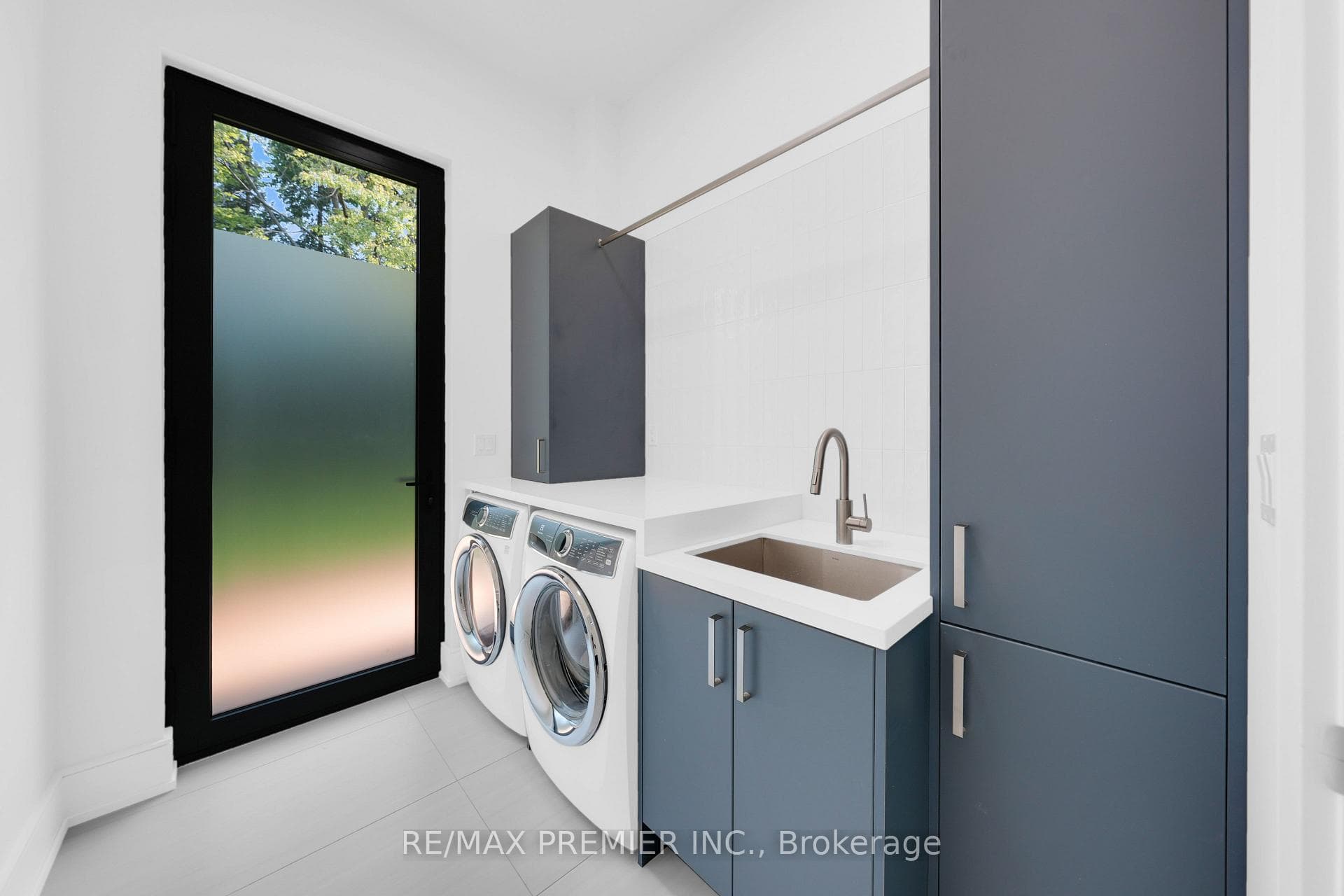 350 Kingscross Drive photo 22