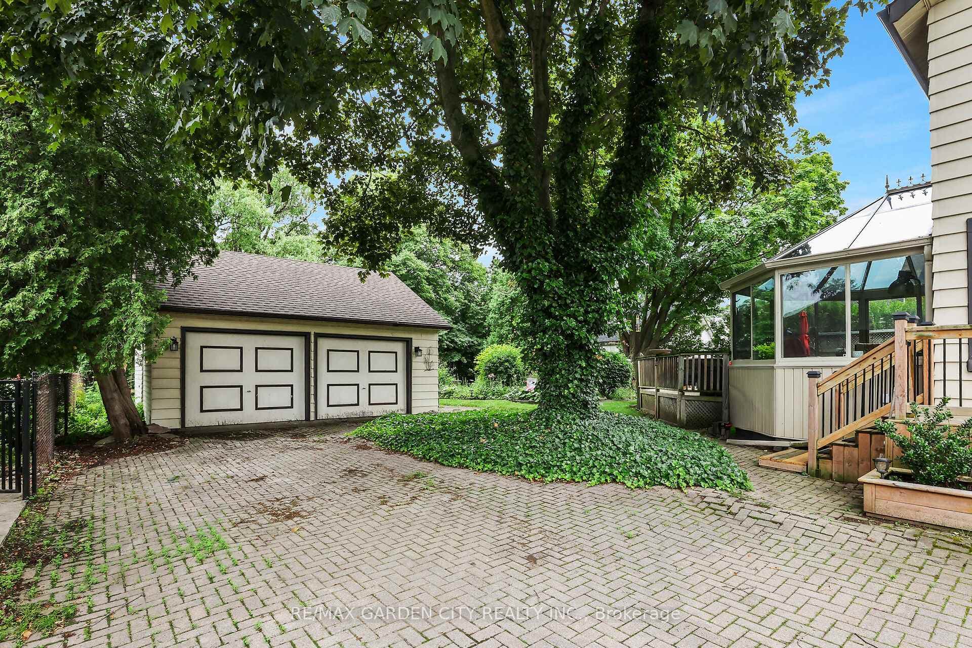 10 Maple Avenue photo 2