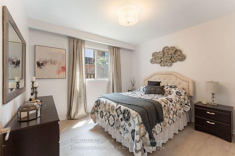 919 STREAMWAY Crescent photo 21