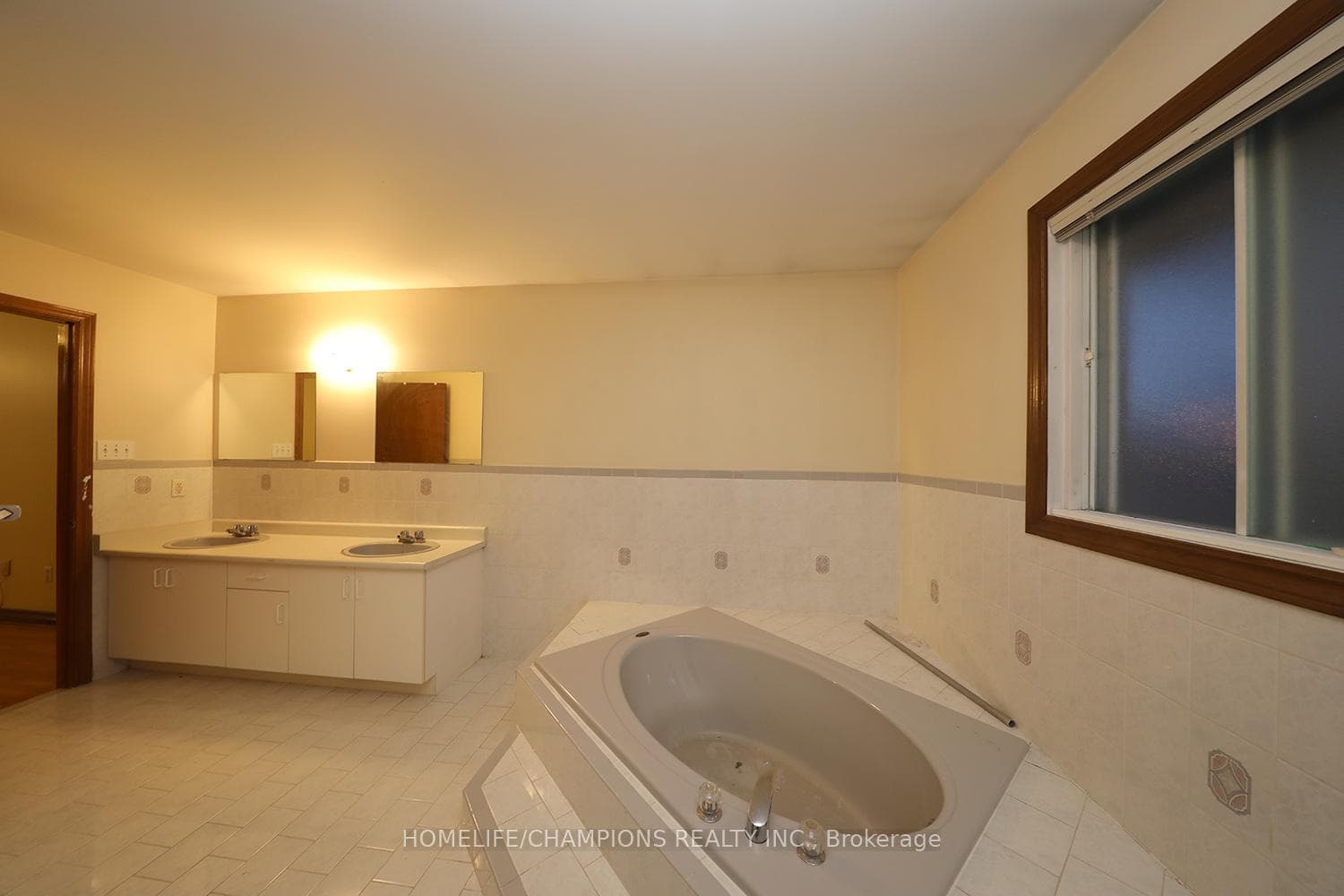 9 Mirrow Court photo 16