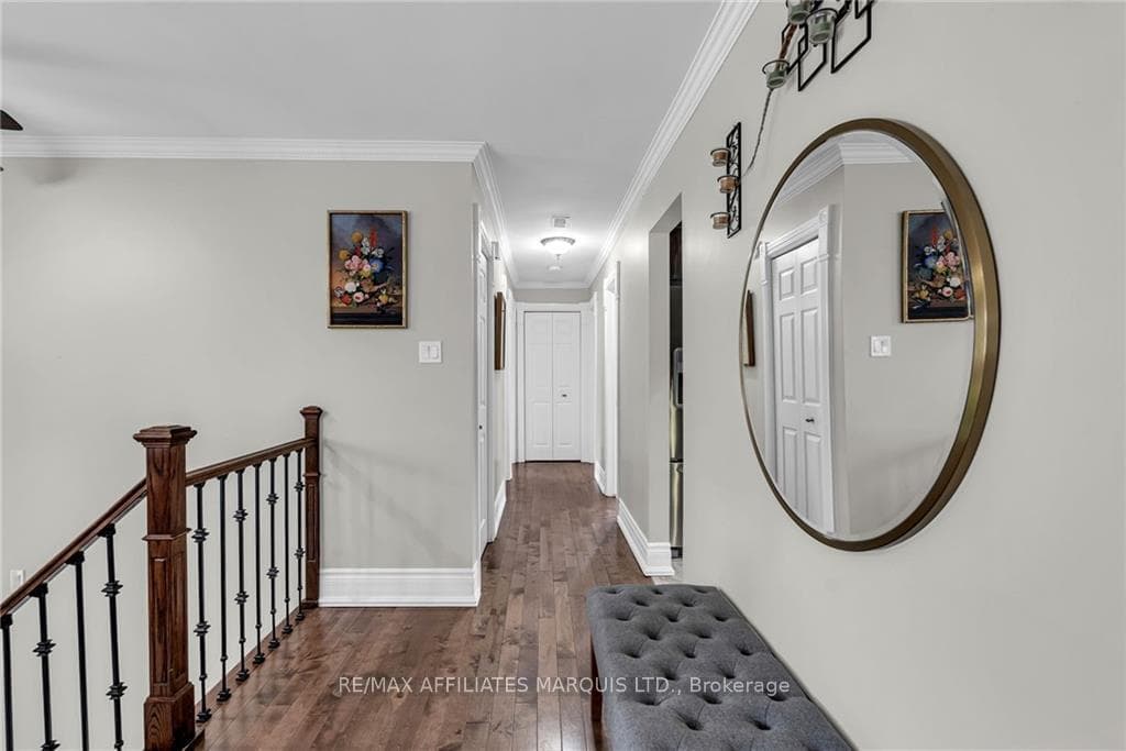 26 LOYALIST Crescent photo 3