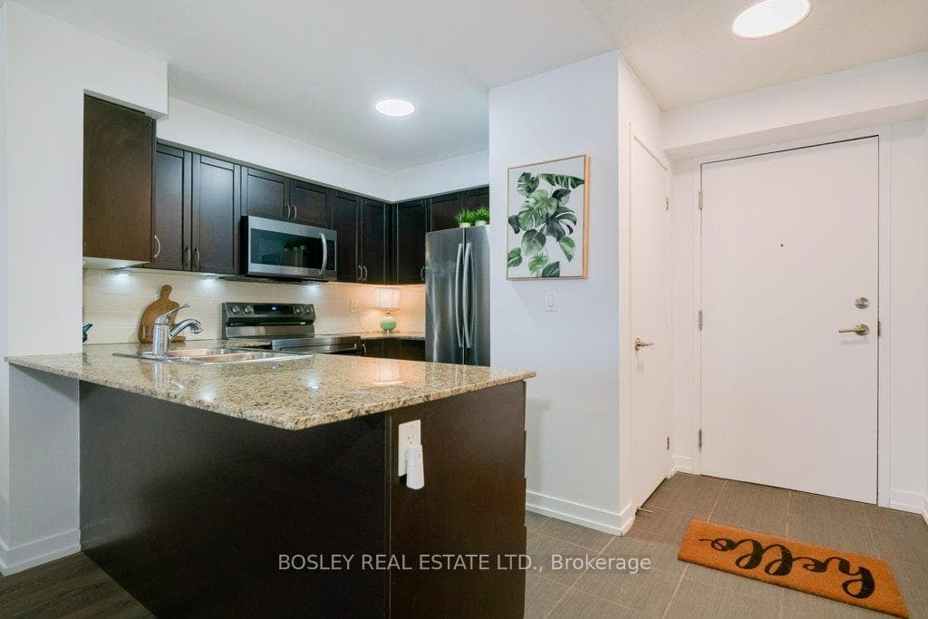 812 Lansdowne Avenue Unit 810 photo 8