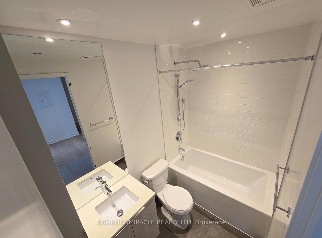 448 Burnhamthorpe Road Unit 1712 photo 8