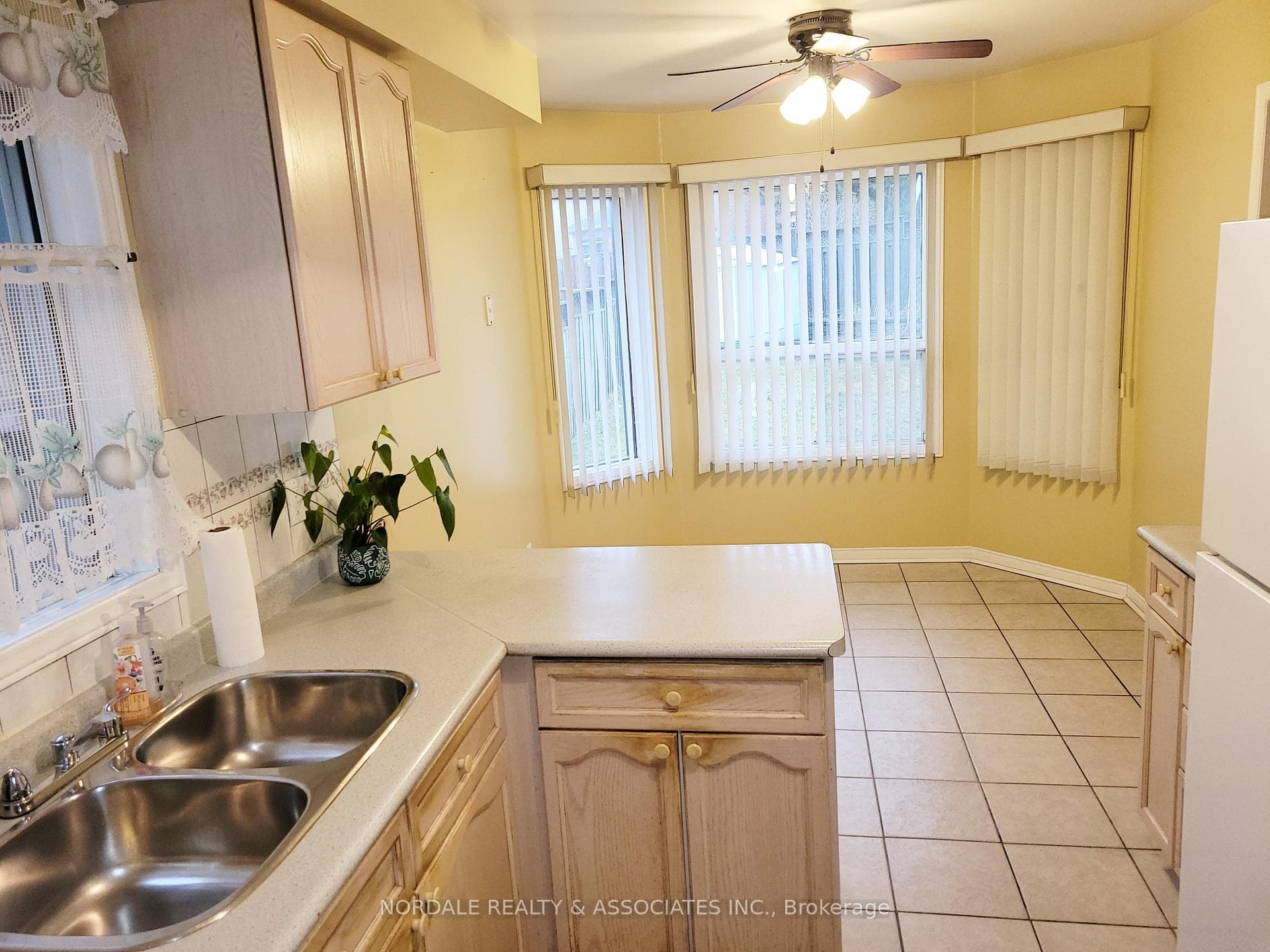 143 ELENA Crescent photo 5