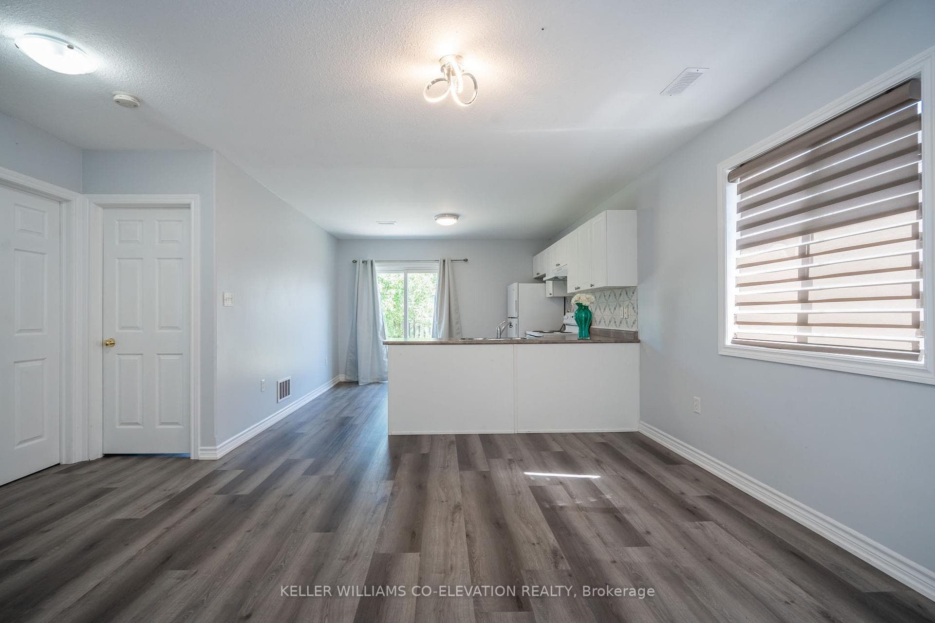 245 Yonge Street photo 5