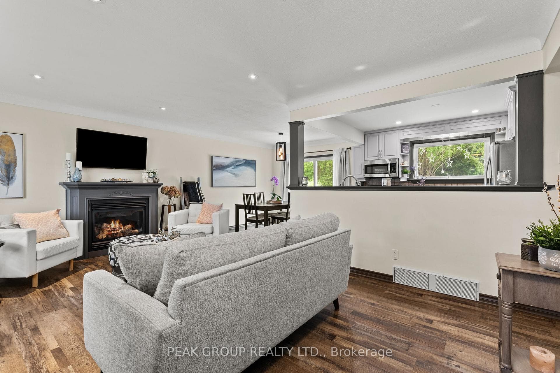 8 Roxanne Drive photo 5